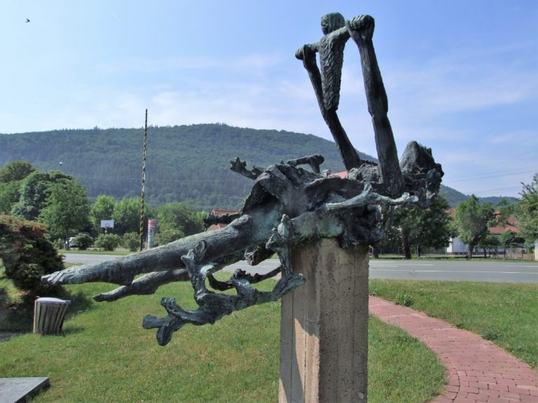 Mahnmal und Erinnerung an die Opfer der Sperrmauer-Bombardierung am 17. Mai 1943: Eine in den Fluten sterbende Mutter hält ihr Kind empor. (Foto: Uli Klein)
