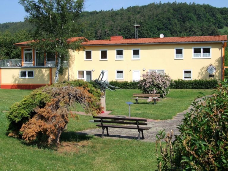 Das Dorfgemeinschaftshaus umgeben von einer kleinen Parkanlage. (Foto: Uli Klein)
