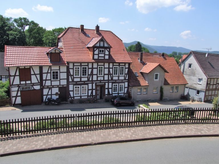 Blick in die Schulstraße. (Foto: Uli Klein)