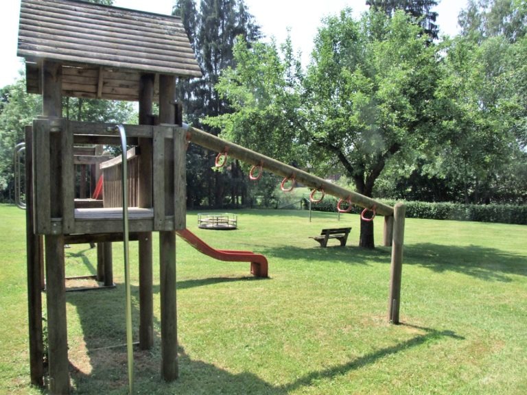 Bolz- und Spielplatz hinter dem Dorfgemeinschaftshaus. (Foto: Uli Klein)