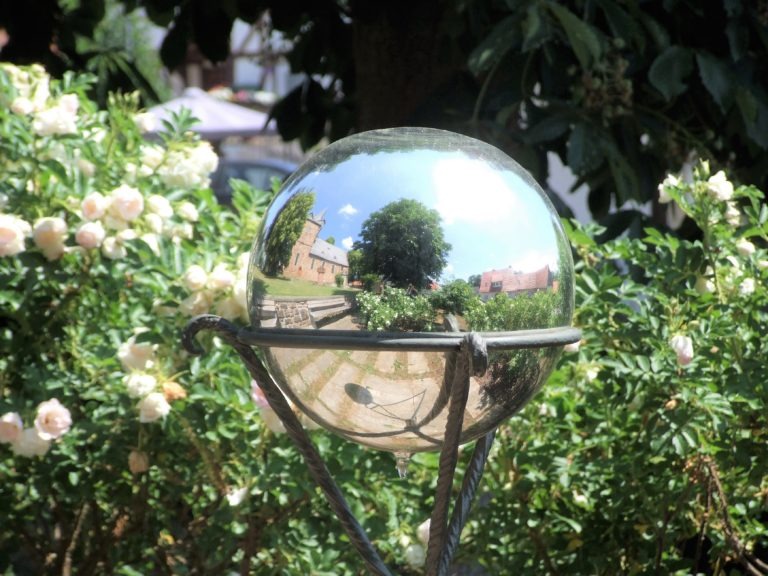 Das Bergheimer Wahrzeichen: Die Glaskugel - darin spiegelt sich unter anderem die Martinskirche. (Foto: Uli Klein)