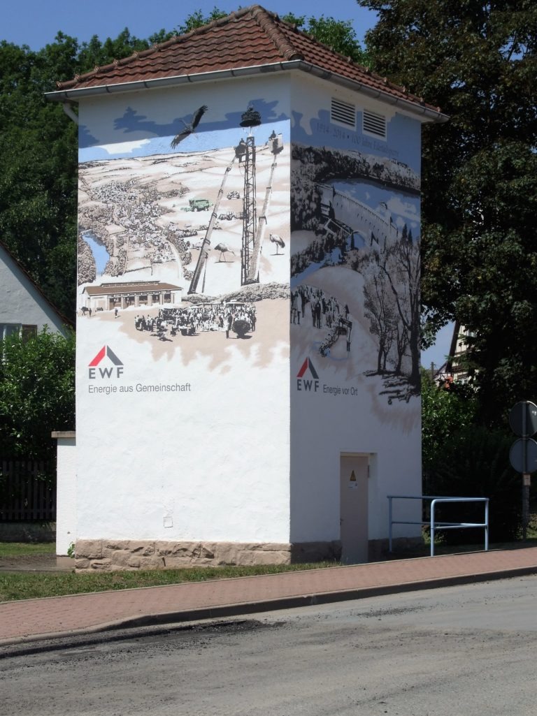 Gemälde verzieren ein Trafohaus in der Dorfmitte. (Foto: Uli Klein)