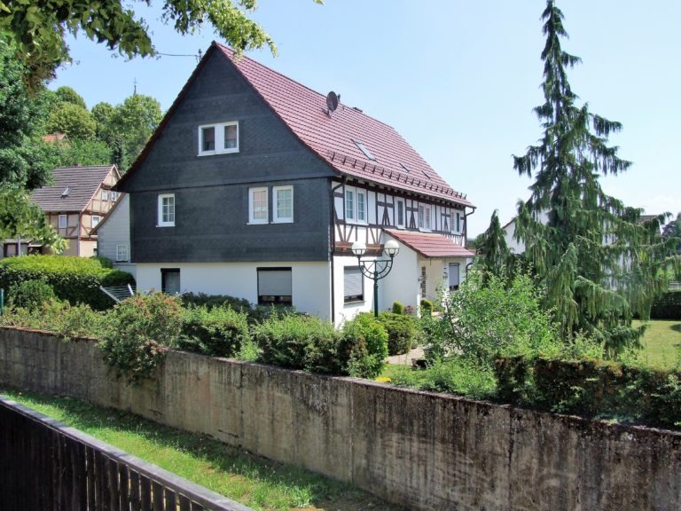 Ein Fachwerkhaus am Ufer des Kissbachs. (Foto: Uli Klein)