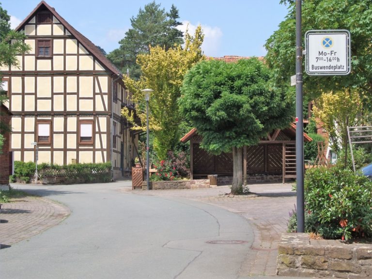 Dorfplatz in der Ortsmitte. (Foto: Uli Klein)