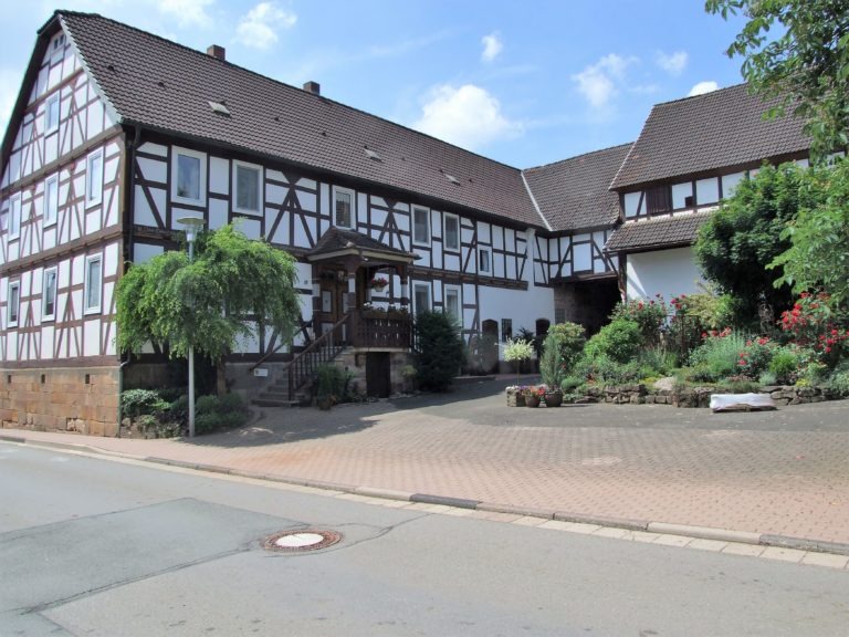 Liebevoll saniertes Fachwerkhaus mit blühendem Hofgarten. (Foto: Uli Klein)