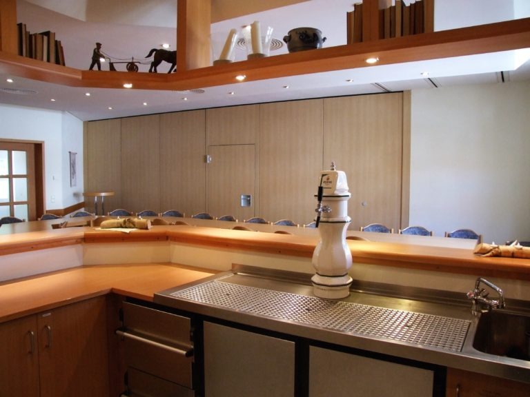 boehne_theken_und_schankbereich_im_kleinen_saal