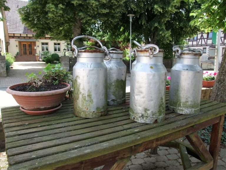 Wie früher: Eine Milchbank ziert den Dorfplatz. (Foto: Uli Klein)