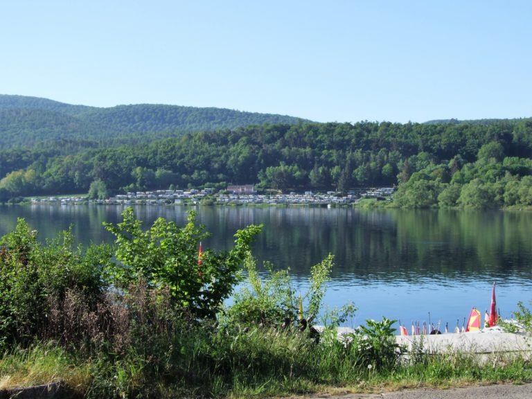 Der Campingplatz "Am Linge" an der gegenüberliegenden Seite der Bringhäuser Bucht. (Foto: Uli Klein)