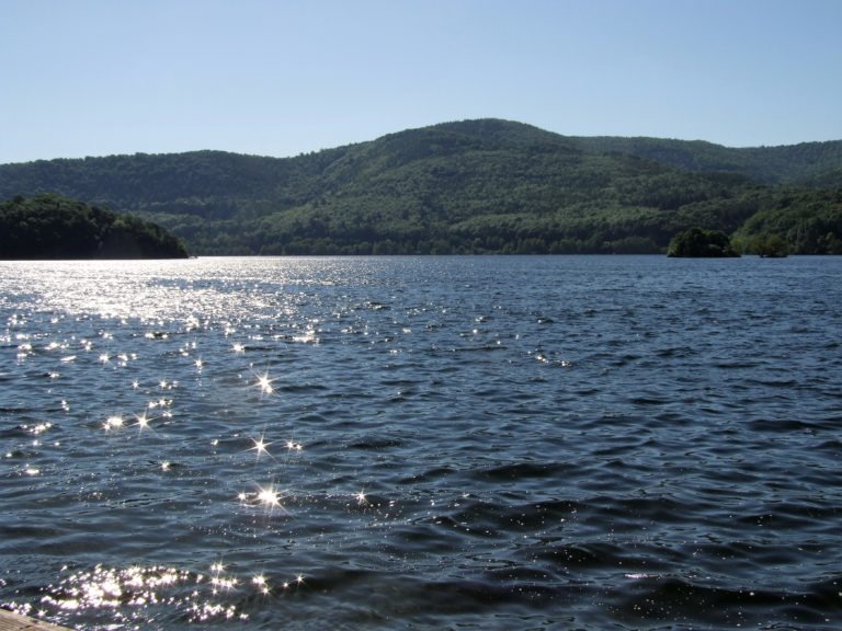 Die Sonne bringt den See in der Bringhäuser Bucht zum Funkeln. (Foto: Uli Klein)