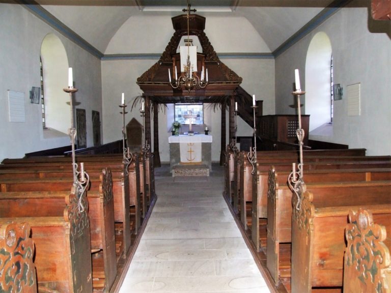 Die Dorfkirche mit dem Palmenaltar. (Foto: Uli Klein)