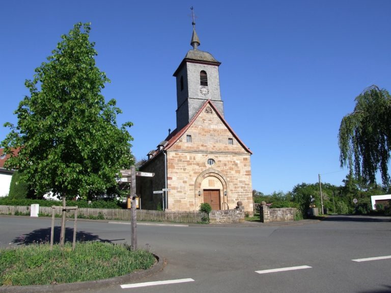 Die Dorfkirche wurde einst im Seegebiet abgebaut und auf dem Daudenberg wieder errichtet. (Foto: Uli Klein)