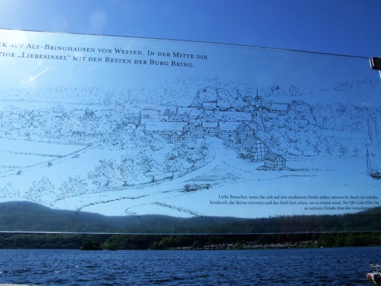 Eine Hinweistafel erinnert an die ehemalige Dorfstelle Bringhausen. (Foto: Uli Klein)