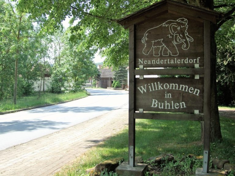 Ein Begrüßungsschild am Ortseingang. (Foto: Uli Klein)