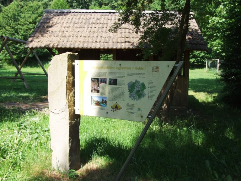 Eine Infotafel des Geoparks "Grenzwelten" weist auf die spektakulären Grabungsfunde aus der Steinzeit hin. (Foto: Uli Klein)