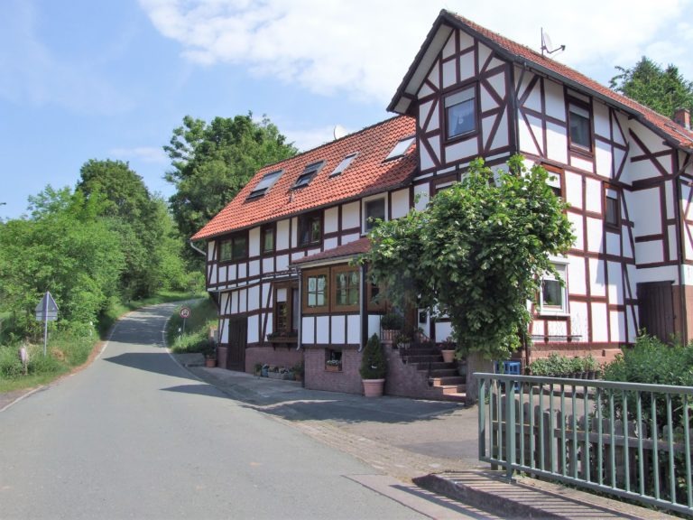 Ein gepflegtes Fachwerkhaus am Straßenabzweig Richtung Böhne. (Foto: Uli KLein)