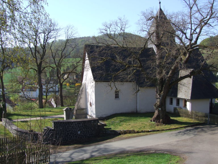 Die auf einem Berg gelegene Dorfkirche. (Foto: Uli Klein)