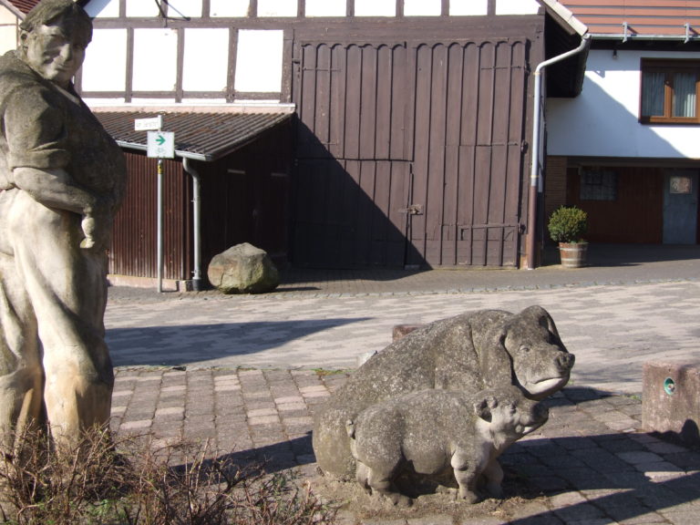 Die Schweinehirte-Skulptur. (Foto: Uli Klein)