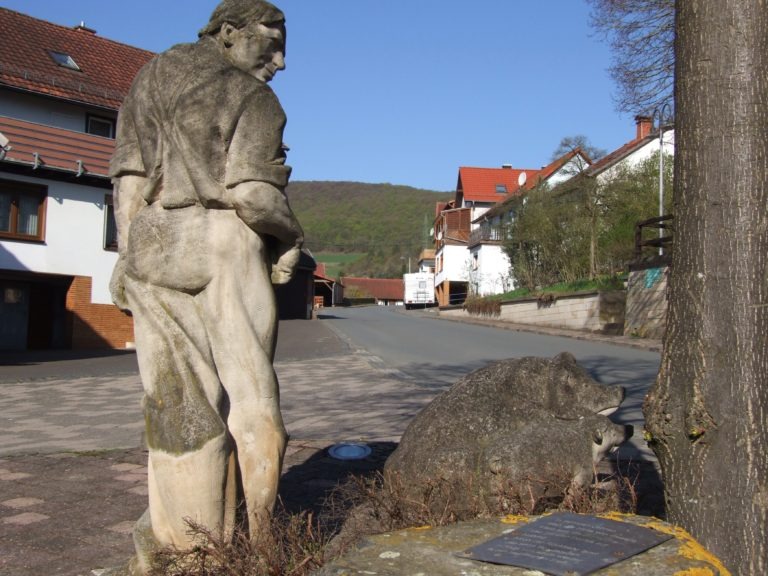 Die Schweinehirte-Skulptur aus anderer Perspektive. (Foto: Uli Klein)