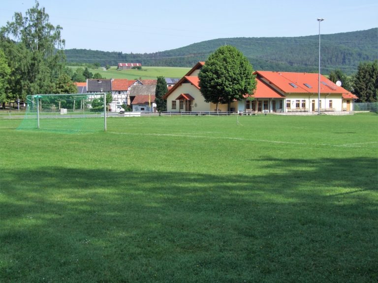 Die Sportanlage und das Dorfgemeinschaftshaus im Hintergrund. (Foto: Uli Klein)