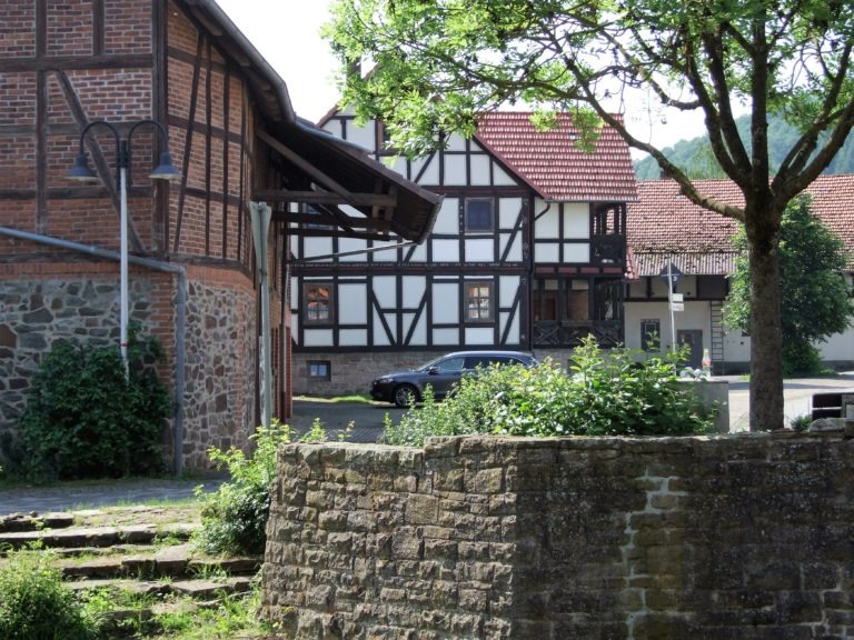 Ein idyllischer Platz am Ufer des Wesebachs. (Foto: Uli Klein)