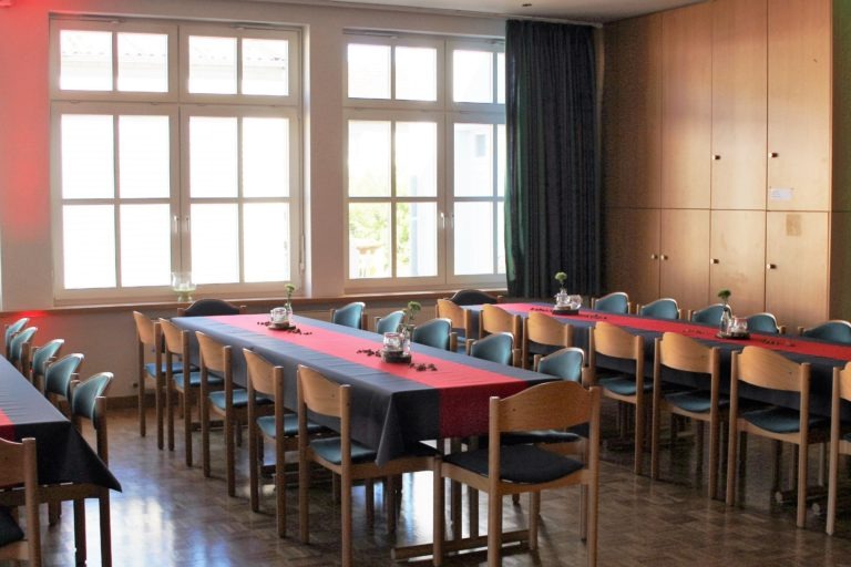 giflitz_dgh_magazin_geschmueckter_festsaal_im_dorfgemeinschaftshaus
