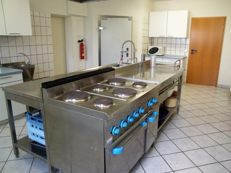 giflitz_dgh_magazin_kueche_im_dorfgemeinschaftshaus