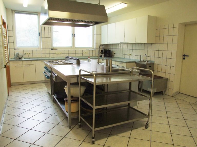 giflitz_dgh_magazin_kueche_im_dorfgemeinschaftshaus_aus_anderer_perspektive