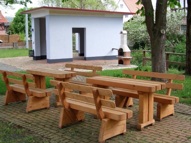 Sitzgruppe mit Grillmöglichkeit in der Dorfmitte. (Foto: Uli Klein)