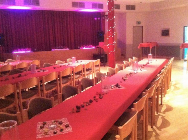 hemfurth-edersee_der_geschmueckte_grosse_festsaal_aus_einer_anderen_perspektive