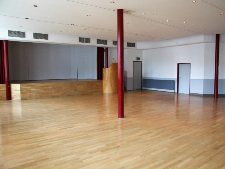 hemfurth-edersee_der_grosse_festsaal_mit_buehne_aus_einer_anderen_perspektive