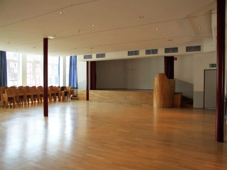 hemfurth-edersee_der_grosse_festssal_mit_buehne