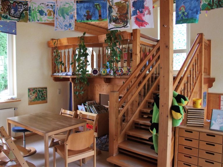 Die Bauecke oben wird von kleinen Baumeistern und Baumeisterinnen genutzt, unten drunter befindet sich die Puppenecke. (Foto: Uli Klein)