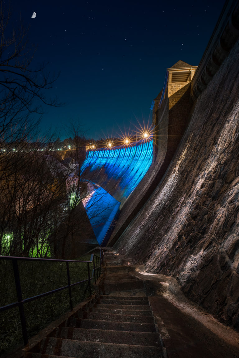 Die beleuchtete Sperrmauer ist leicht vereist (Foto: Matze Möller)