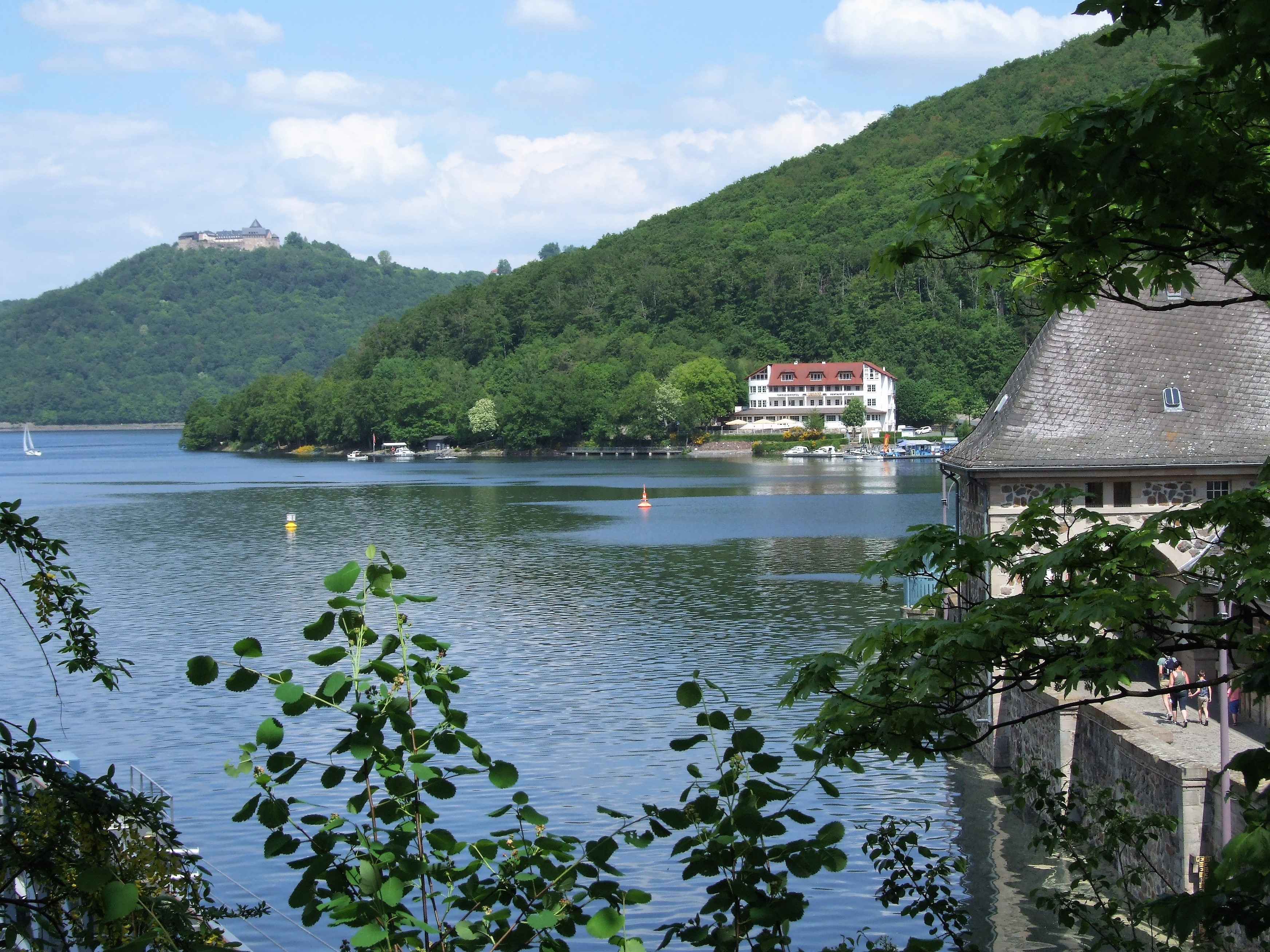 Beliebtes Fotomotiv: Die Sperrmauer, das Hotel Ederseeblick, der See und Schloss Waldeck. (Foto: Uli Klein)