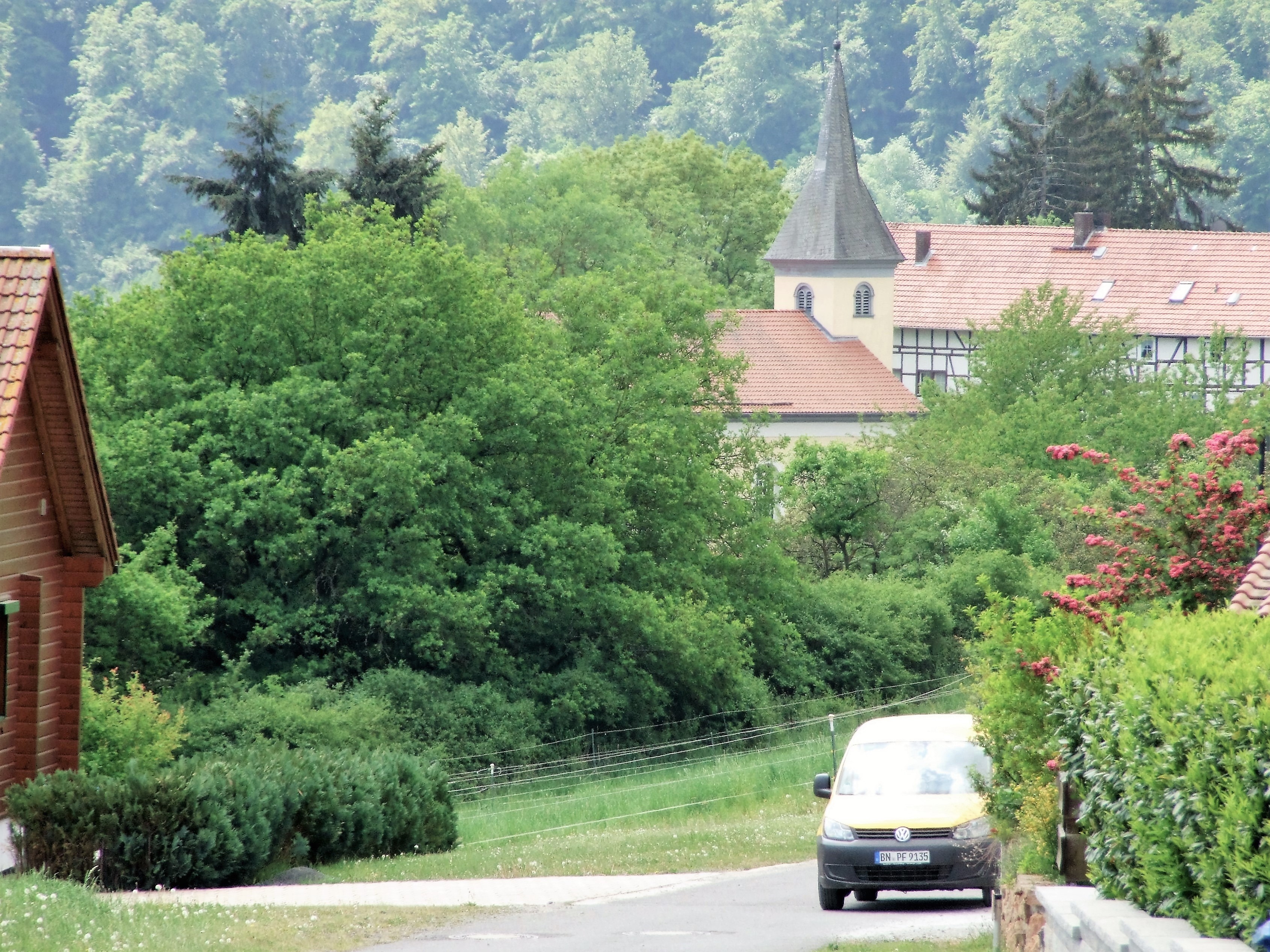 Blick vom Neubaugebiet "Am Klausberg" auf die Kirche. (Foto: Klein)