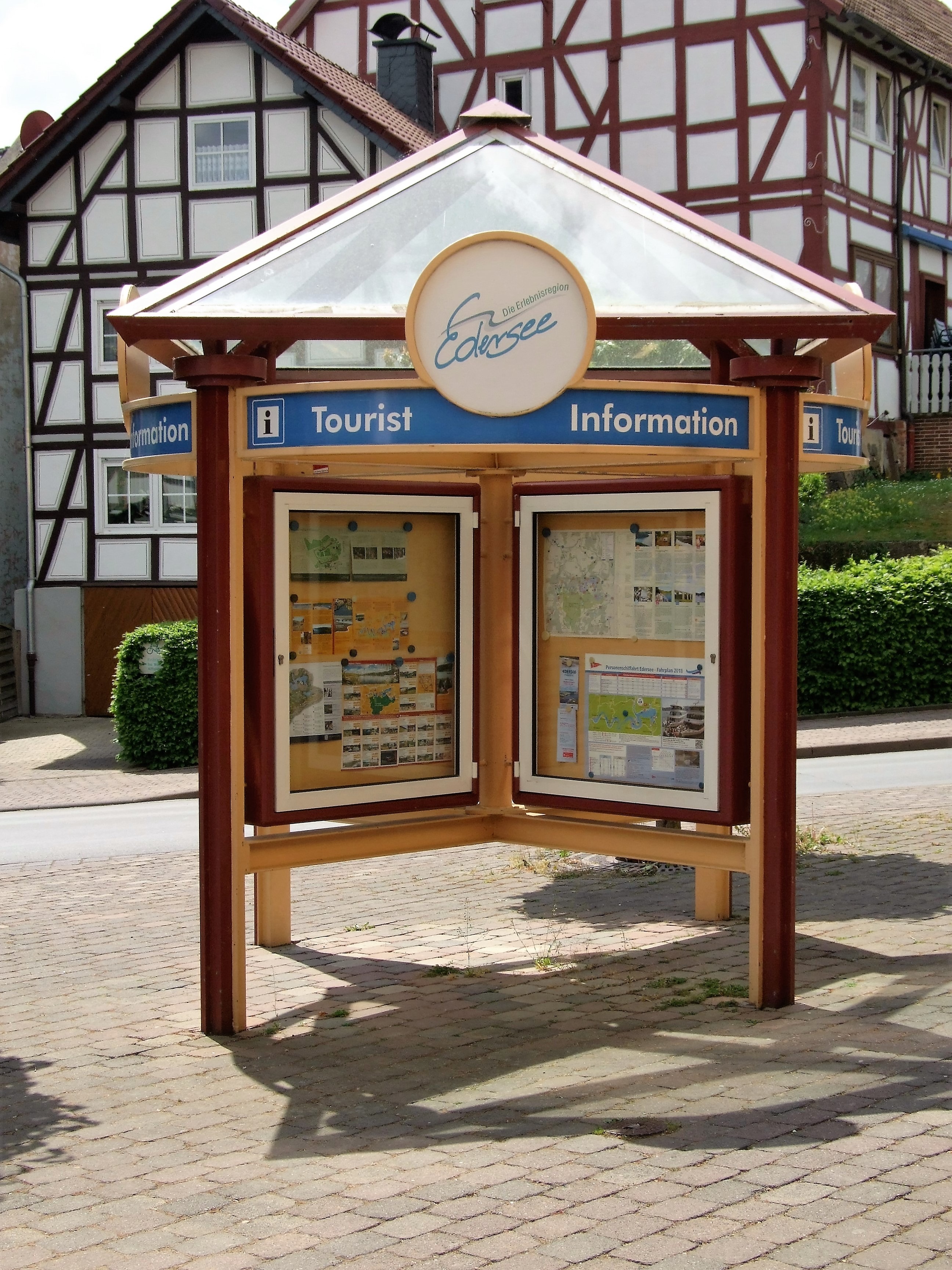 Informationen für Gäste und Einheimische in der Ortsmitte von Hemfurth. (Foto: Uli Klein)