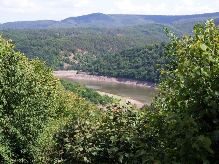 nationalpark_blick_vom_ringelsberg_nahe_asel_sued_in_das_schutzgebiet_mit_dem_eingang_in_das_idyllisch_gelegene_banfetal Blick vom Ringelsberg bei Asel-Süd in das Schutzgebiet mit dem Eingang in die Banfe-Bucht. (Foto: Uli Klein)