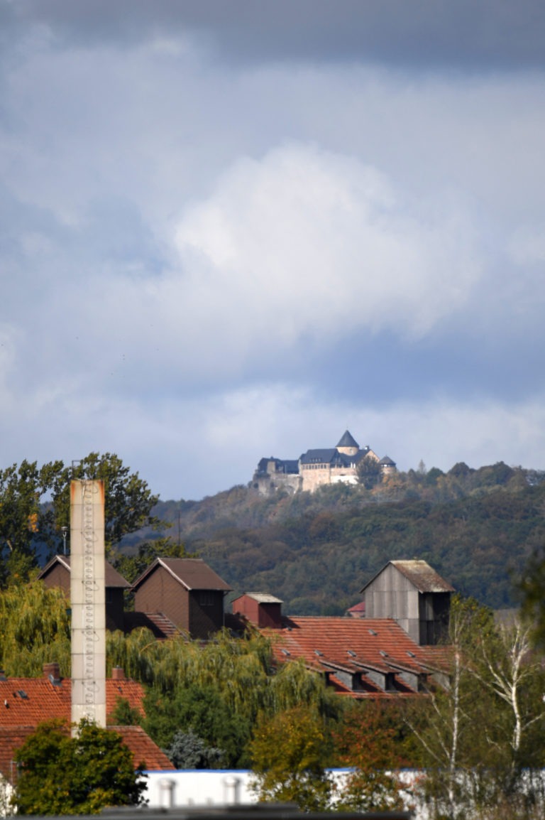 Ungewöhnliche Perspektive: Blick über das Gewerbegebiet zur Burg Waldeck. (Foto: Hermann Sonderhüsken)