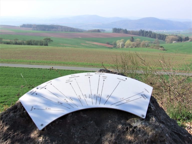 Auf dem Sengelsberg: Eine Hinweistafel weist auf Besonderheiten in der Region hin. (Foto: Uli Klein)
