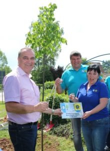 Zeichen einer jahrzehntelangen Freundschaft: Bürgermeister Klaus Gier (links) und seine tschechische Amtskollegin Hana Motlová pflanzten im vergangenen Jahr eine Linde am Edertaler Rathaus in Giflitz. In der Mitte: Thomas Plitzner, Vorsitzender des Vereins zur Förderung der Partnerschaft Horní Čermná. (Foto: privat)