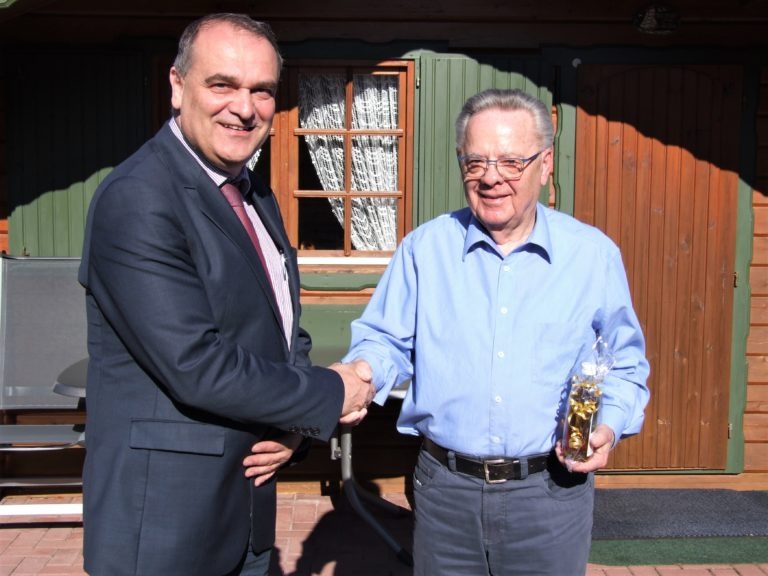 Lob und Anerkennung: Edertals Bürgermeister Klaus Gier (links) gratulierte Karl Dietz zum 81. Geburtstag und würdigte seine jahrzehntelangen Verdienste für den Schutz und Erhalt des Mühlengrabens und Mühlenteiches in Affoldern. (Foto: Klein)