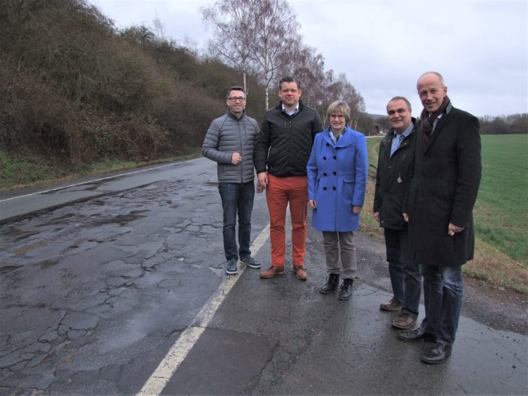An der Landesstraße zwischen Lieschensruh und Bergheim (von links): Edertals Bauamtsleiter Alexander Paul, Timo Hartmann (Vorsitzender der CDU-Kreistagsfraktion), MdL Claudia Ravensburg, Bürgermeister Klaus Gier und MdL Armin Schwarz. (Foto: Klein)