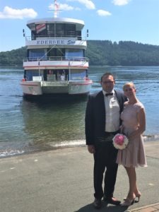 Ein besonderer Ort für den Treueschwur: Das Fahrgastschiff Edersee Star. (Foto: Carolin Gockel)