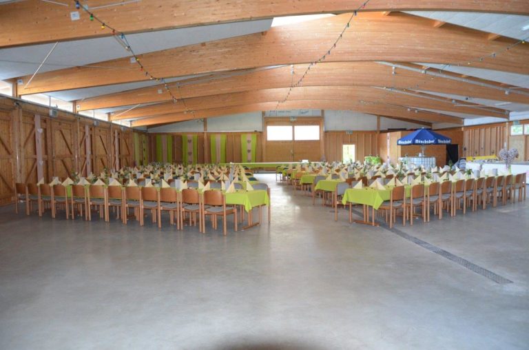 Die festlich geschmückte Markthalle