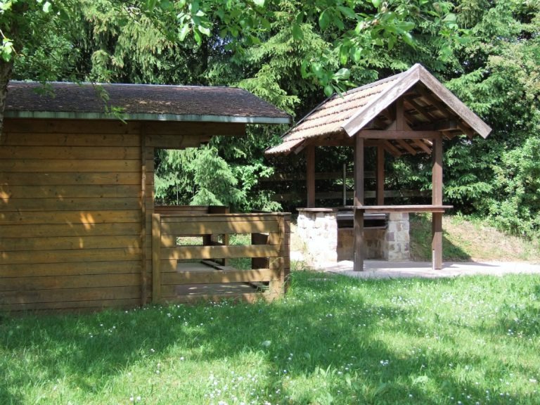 Grill auf dem Gelände Dorfgemeinschaftshauses